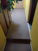 Původní stav schodiště s kobercem